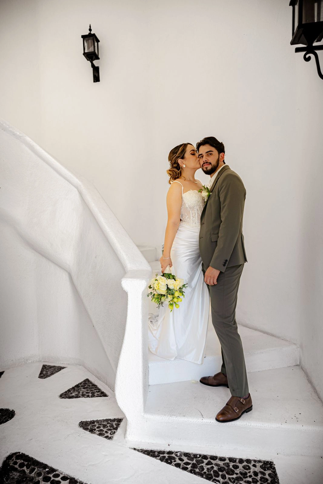 Invitados celebrando boda destino